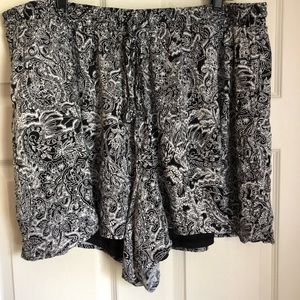 TORRID Black & White Printed Shorts